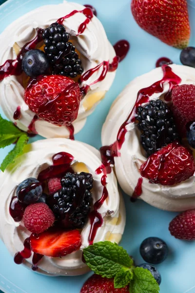 Zelfgemaakte pavlova meringue met verse bessen van de zomer — Stockfoto