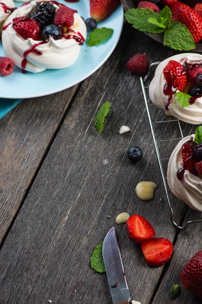 Meringa pavlova fatta in casa con bacche fresche estive — Foto Stock