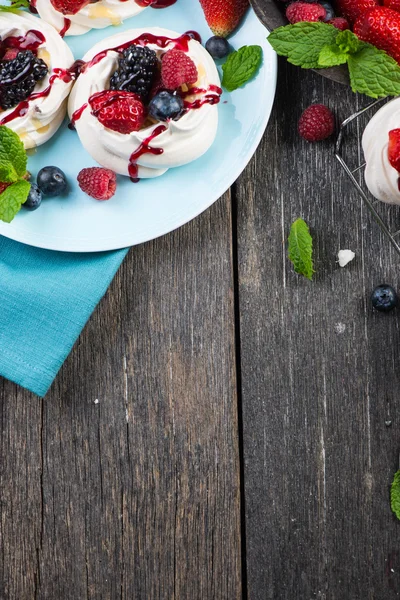 Meringa pavlova fatta in casa con bacche fresche — Foto Stock