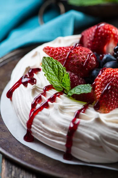 Merengue de pavlova caseiro com bagas frescas de verão — Fotografia de Stock