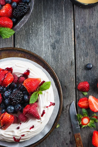 Zelfgemaakte pavlova meringue met verse bessen van de zomer — Stockfoto