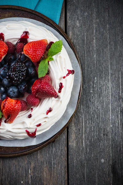 Pavlova de casă cu fructe de padure proaspete de vară — Fotografie, imagine de stoc