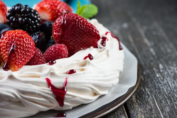 Hemgjord pavlova maräng med färska sommarbär — Stockfoto