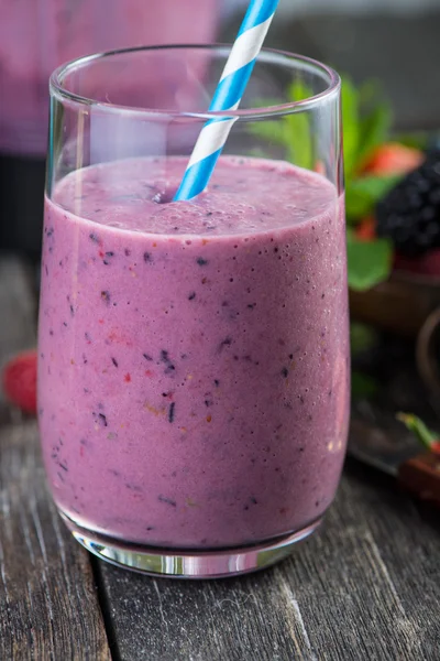 Batido casero antioxidante de las frutas del verano —  Fotos de Stock