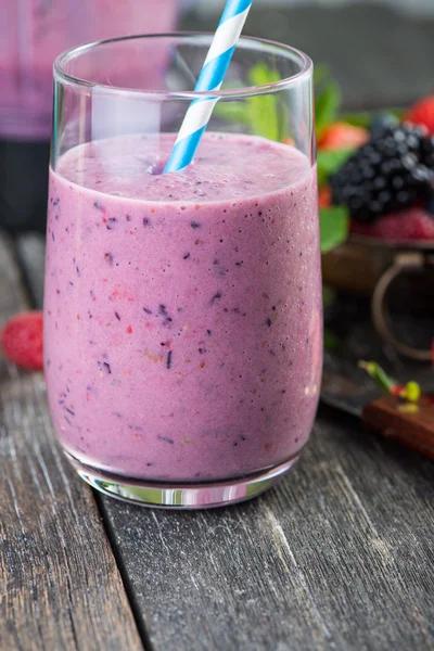 Batido casero antioxidante de las frutas del verano —  Fotos de Stock