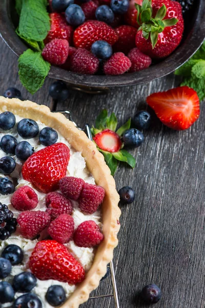 Zelfgemaakte taart met verse bessen zomer fruit — Stockfoto