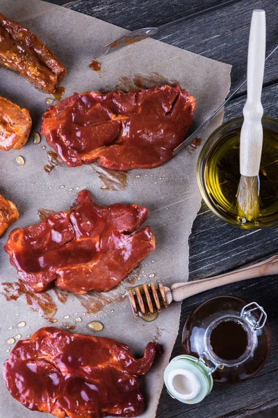 Voorbereiding van varkensvlees segmenten in glazuur voor barbecue — Stockfoto