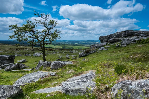 Beau paysage de Dartmoor avec landes et nuages — Photo