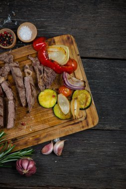 Kesme tahtası üzerinde orta nadir ızgara antrikot biftek