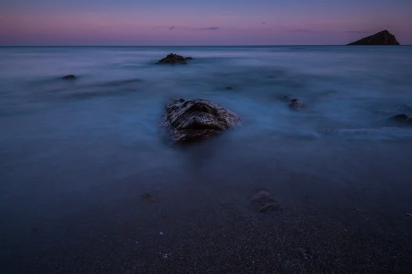 Ruhige Meereslandschaft mit Wasserbewegung und Felsen — Stockfoto
