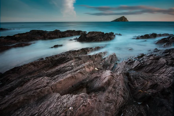 Meereslandschaft in der Dämmerung, mit Langzeitbelichtung am Strand von Wembury, Devon — Stockfoto