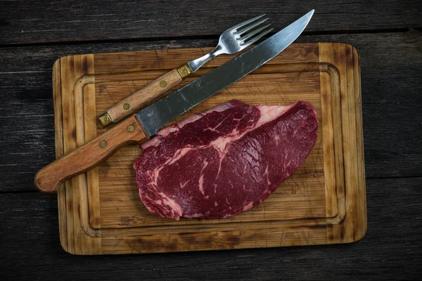 Ruwe Ribeye Biefstuk Overhead Houten Rustieke Snijplank — Stockfoto