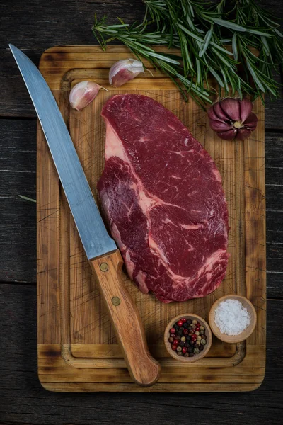 Ruwe Ribeye Biefstuk Met Kruiden Specerijen Van Bovenaf Rustieke Houten — Stockfoto