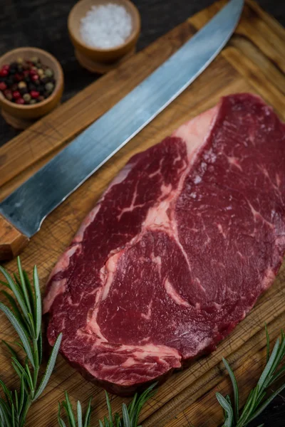 Bistecca di manzo ribeye cruda con erbe e spezie dall'alto — Foto Stock