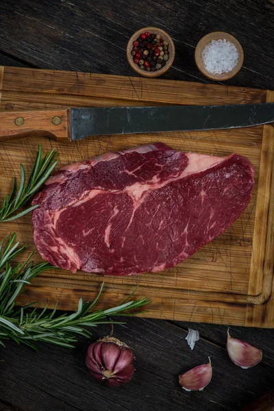 Ruwe Ribeye Biefstuk Met Kruiden Specerijen Van Bovenaf Rustieke Houten — Stockfoto