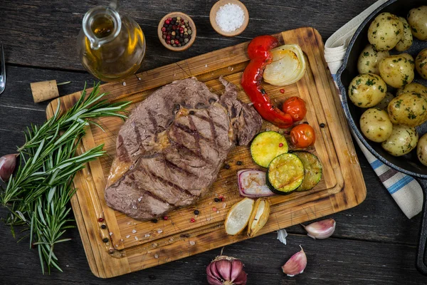 Gegrilltes Ribeye Beef Steak mit gebratenem Gemüse — Stockfoto