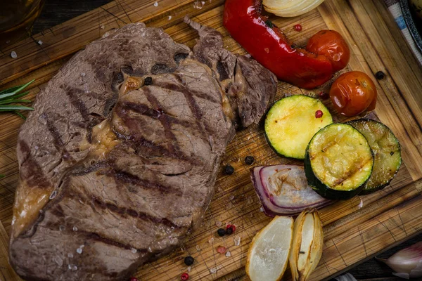 Filete de ternera a la parrilla con verduras asadas desde arriba —  Fotos de Stock