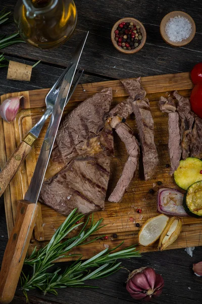 Bife Grelhado Médio Raro Tábua Corte Rústica Madeira — Fotografia de Stock