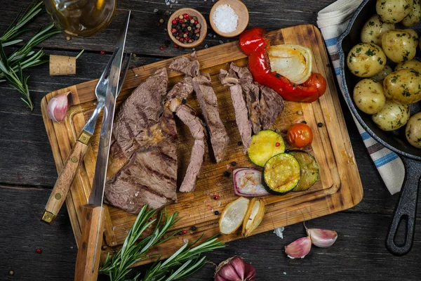 Middelgrote zeldzame gegrilde ribeye biefstuk op snijplank — Stockfoto