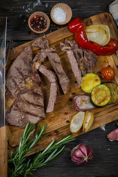 Bife grelhado médio raro na tábua de corte — Fotografia de Stock