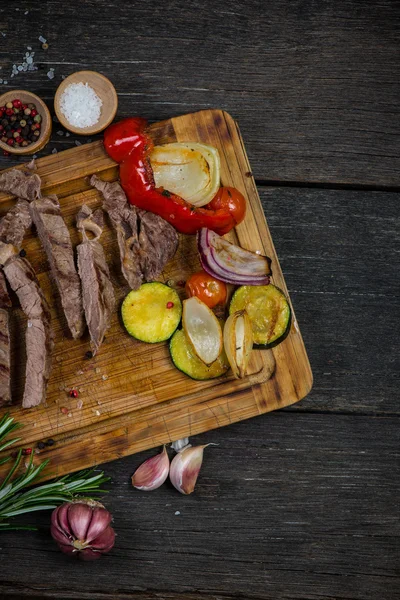 Mittelseltenes gegrilltes Ribeye-Steak auf Schneidebrett — Stockfoto