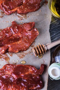 Domuz eti yapışkan kırmızı Çin Barbekü için ev yapımı parti di sır.