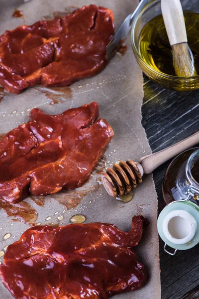 Voorbereiding Van Varkensvlees Plakjes Glazuur Voor Barbecue Rustieke Houten Tafel — Stockfoto