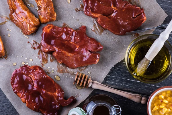 Voorbereiding van varkensvlees segmenten in glazuur voor barbecue — Stockfoto