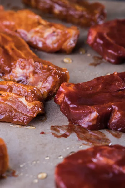 Schweinefleisch in klebriger roter chinesischer Glasur zum Grillen, hausgemachte Party di — Stockfoto