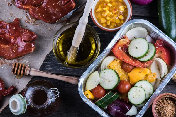 Voorbereiding van varkensvlees en groenten barbecue — Stockfoto