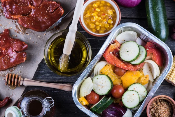 Свинина в липкой глазури и свежие овощи для домашней вечеринки барбекю — стоковое фото