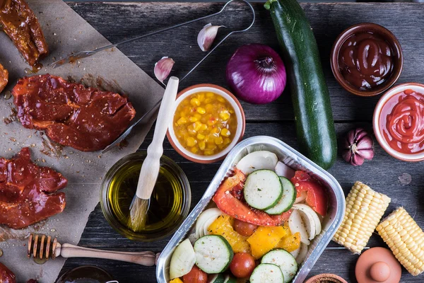 Pork in sticky glaze and fresh vegetables for home party barbecu — Stock Photo, Image