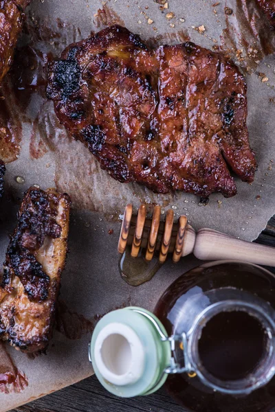 Cerdo a la parrilla en glaseado chino pegajoso con sirup de arce —  Fotos de Stock