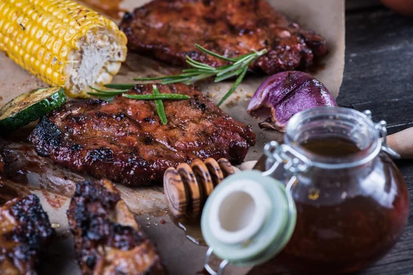 Cerdo a la parrilla en glaseado chino pegajoso con sirup de arce — Foto de Stock