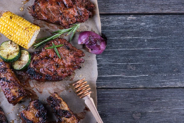 Carne de porco churrasco com esmalte de mel e legumes — Fotografia de Stock