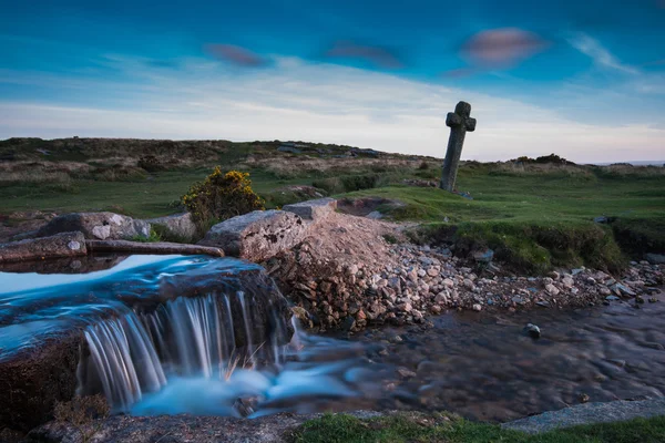 Windy Cross over time lapse wild stream at twilight — Stock Photo, Image