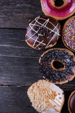 El esnaf çörek üzerinde ahşap masa, yukarıdan dekore edilmiş