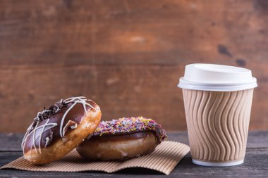 taze esnaf donuts ve take away kahve, ahşap arka plan