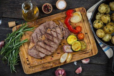 Antrikot biftek biftek ile kavrulmuş sebze ızgara