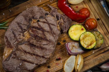 Antrikot biftek biftek ile yukarıdan kavrulmuş sebze ızgara