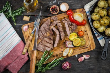 Ahşap rustik kesme tahtası üzerinde orta nadir ızgara antrikot biftek