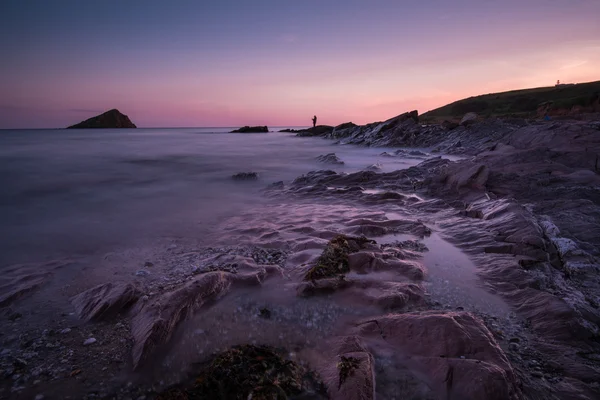 Marina tranquila ao crepúsculo com silhueta de pescador — Fotografia de Stock