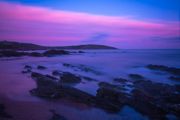 Uzun pozlama bllured deniz alacakaranlıkta manzarası — Stok fotoğraf