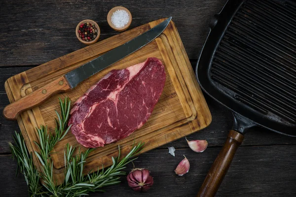 Bistecca di manzo ribeye cruda con erbe e spezie dall'alto — Foto Stock