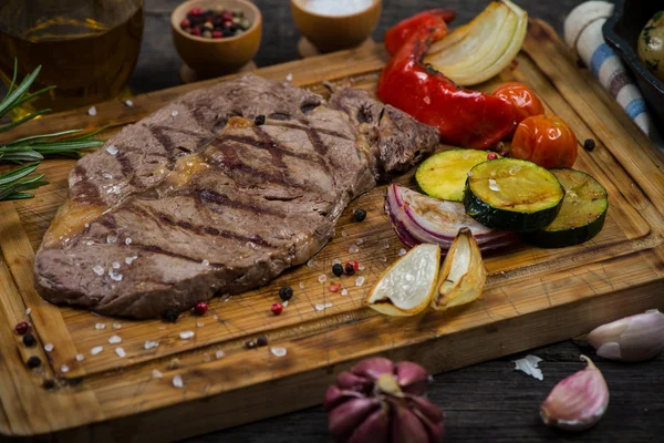 Grillowany stek ribeye wołowiny z pieczonymi warzywami — Zdjęcie stockowe