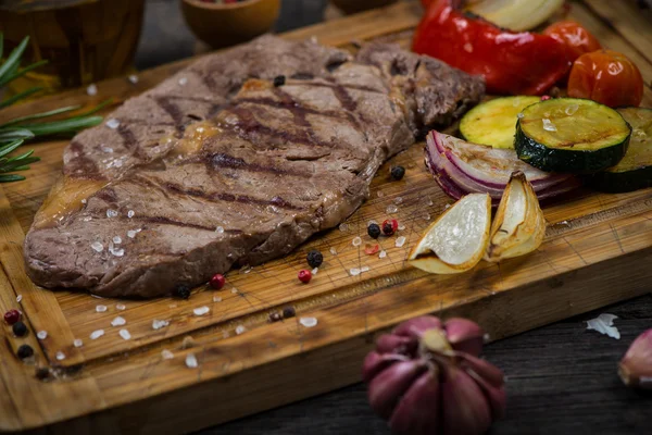 Bife grelhado de carne de vaca com legumes assados — Fotografia de Stock