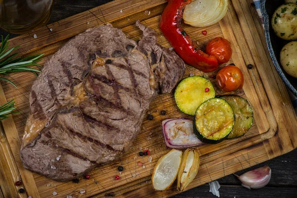 Ribeye grillé steak de bœuf aux légumes rôtis — Photo