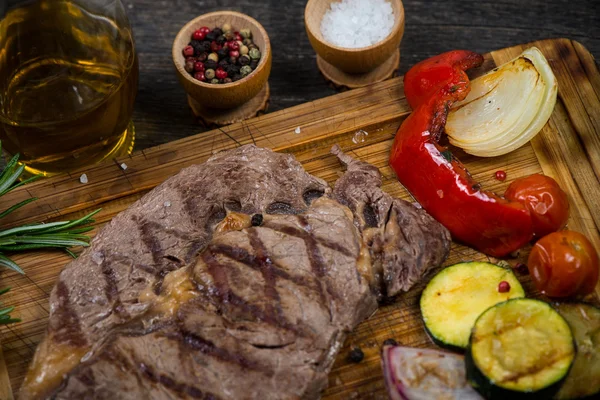 Gegrilltes Ribeye Beef Steak mit gebratenem Gemüse von oben — Stockfoto