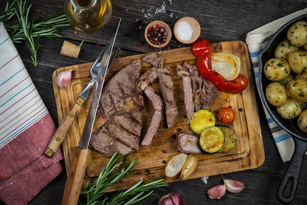 Medellång sällsynta grillad ribeye steak på skärbräda — Stockfoto