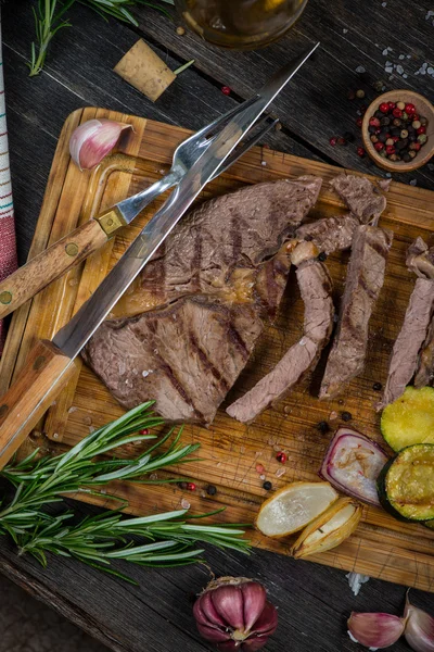 Medellång Sällsynta Grillad Ribeye Steak Trä Rustik Skärbräda — Stockfoto